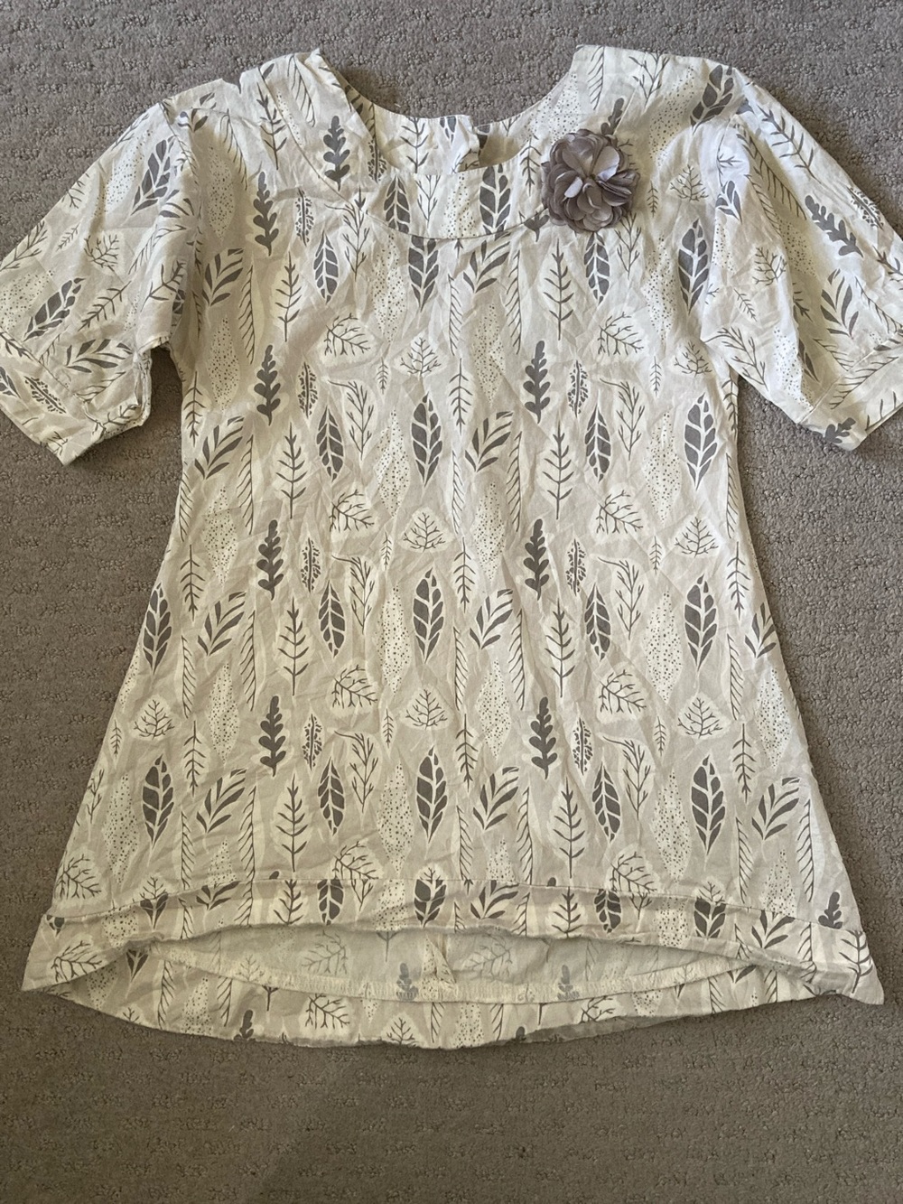 Hannah Kate gray leaf-print tunic top, Sz 10